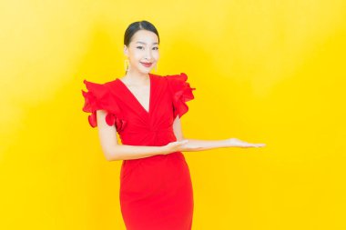 Portre güzel Asyalı kadın gülümsüyor. Renkli arka planda hareket var.