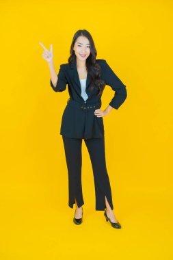 Portre güzel Asyalı kadın gülümsüyor. Renkli arka planda hareket var.