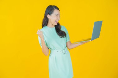 Asyalı güzel bir kadının portresi bilgisayarla izole edilmiş arka planda gülümsüyor.