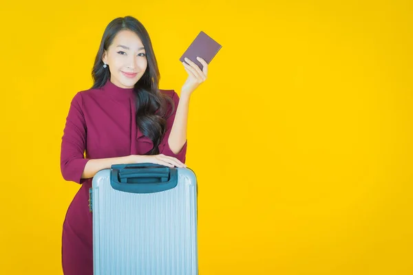 带着旅行袋和护照的漂亮年轻亚洲女子的画像 — 图库照片