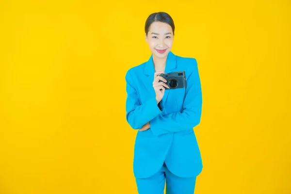 Porträt Schöne Junge Asiatische Frau Verwenden Kamera Auf Farbhintergrund — Stockfoto