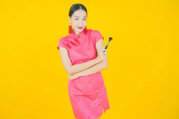 Portrét Krásná Mladá Asijská Žena Make Kartáč Kosmetické Barevném Pozadí — Stock fotografie