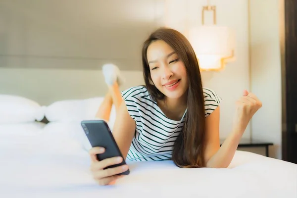 Portret Mooie Jonge Aziatische Vrouw Gebruik Slimme Mobiele Telefoon Bed — Stockfoto