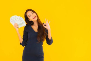 Güzel bir Asyalı kadın portresi. Parası ve parası var. Sarı izole bir geçmişi var.