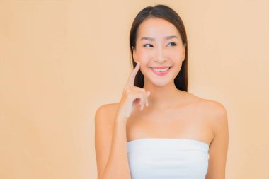 Renkli izole arka planda güzellik kozmetik makyaj konsepti olan güzel Asyalı kadın portresi