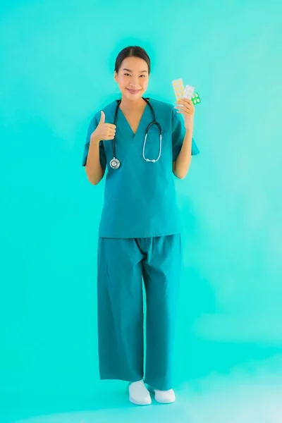 Retrato Hermosa Joven Asiática Médico Mujer Con Píldora Droga Medicina — Foto de Stock