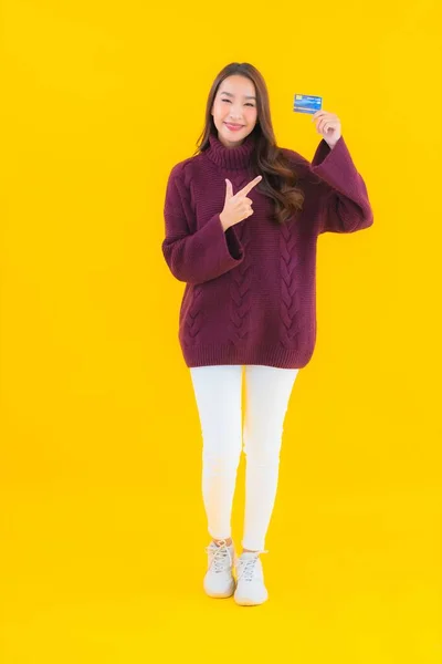 Portret Mooie Jonge Aziatische Vrouw Met Creditcard Voor Online Winkelen — Stockfoto