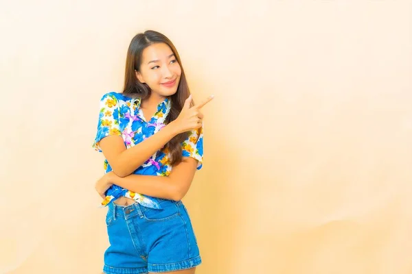 Portrait Belle Jeune Femme Asiatique Porter Chemise Colorée Pour Festival — Photo