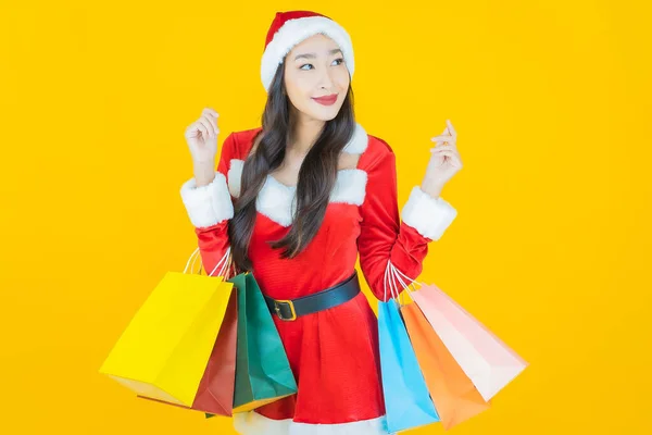 아름다운 아시아인 여성의 초상화는 크리스마스 배경에 쇼핑백을 — 스톡 사진