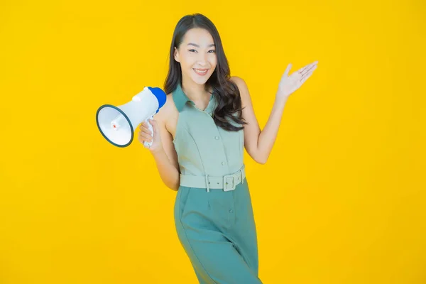 Retrato Hermosa Joven Asiática Mujer Sonrisa Con Megáfono Color Fondo —  Fotos de Stock