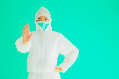 Güzel, genç Asyalı doktor kadın portre. Koronavirüsten ya da mavi arka planda kovid19 'dan korunmak için ppe ya da kişisel koruyucu ekipman takıyor.