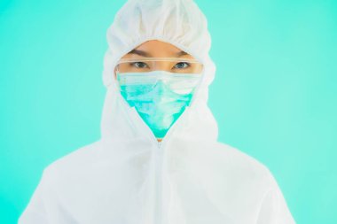 Güzel, genç Asyalı doktor kadın portre. Koronavirüsten ya da mavi arka planda kovid19 'dan korunmak için ppe ya da kişisel koruyucu ekipman takıyor.