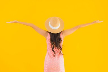 Güzel bir Asyalı kadın portresi mutlu bir gülümseme sarı izole edilmiş arka planda rahatla