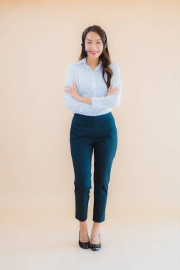 Çağrı merkezi için kulaklığı olan güzel Asyalı iş kadını portresi.