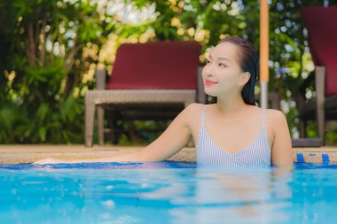 Güzel bir Asyalı kadın portresi. Rahatına bak. Rahatına bak.