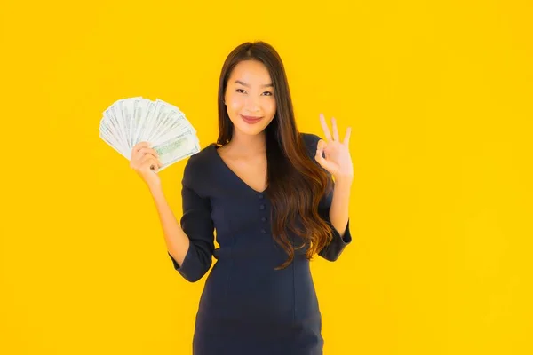Portrét Krásná Mladá Asijská Žena Penězi Penězi Žlutém Izolovaném Pozadí — Stock fotografie