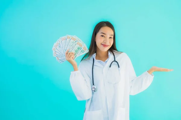 Güzel Asyalı Genç Doktor Kadın Portresi Mavi Izole Edilmiş Arka — Stok fotoğraf