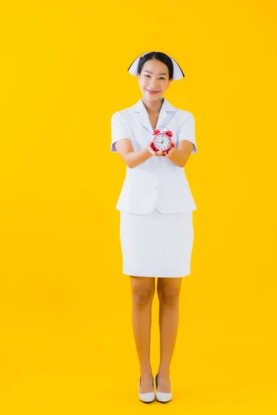 Retrato Hermosa Joven Asiática Mujer Tailandesa Enfermera Mostrar Reloj Alarma — Foto de Stock