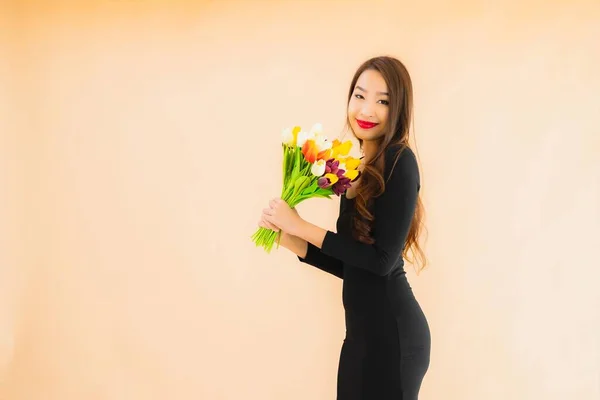 Portrét Krásná Mladá Asijská Žena Barvou Květiny Barevném Izolovaném Pozadí — Stock fotografie