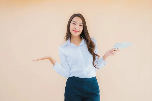 Porträt Schöne Junge Business Asiatische Frau Mit Bargeld Oder Geld — Stockfoto