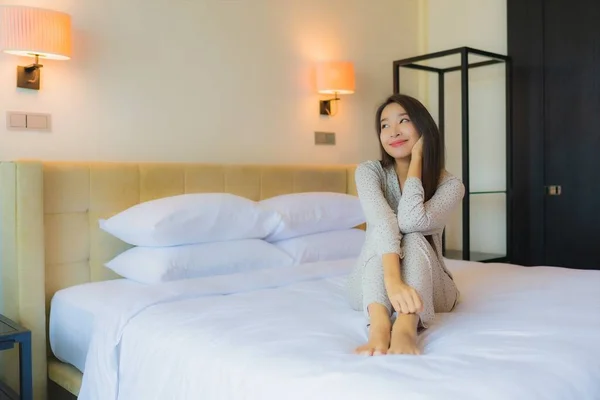 Porträt Schöne Junge Asiatische Frau Lächeln Glücklich Entspannen Auf Bett — Stockfoto