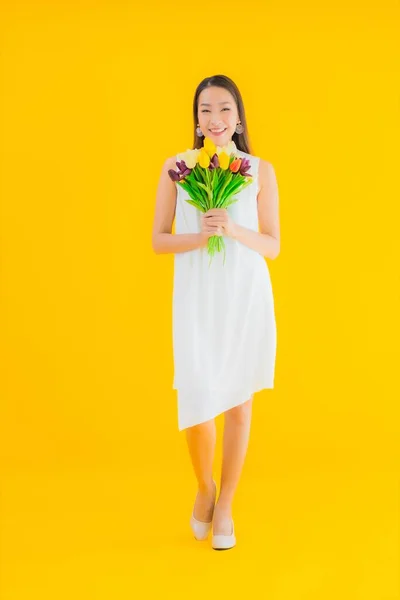 Porträt Schöne Junge Asiatische Frau Mit Blume Auf Gelbem Hintergrund — Stockfoto