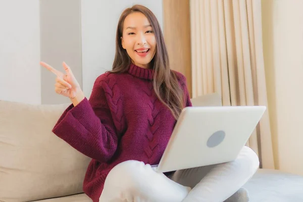 Portret Mooie Jonge Aziatische Vrouw Gebruik Computer Laptop Bank Woonkamer — Stockfoto