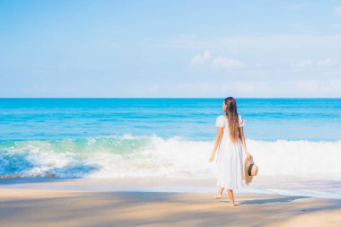 Güzel bir Asyalı kadın portresi. Rahatla. Deniz kıyısı okyanusunda rahatça gülümse.
