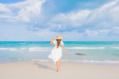 Güzel bir Asyalı kadının portresi. Rahatlayın. Gülümseyin.