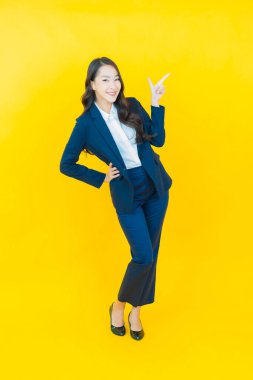 Portre güzel Asyalı kadın gülümsüyor. Renkli arka planda hareket var.