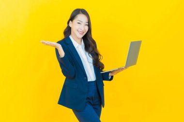 Asyalı güzel bir kadının portresi bilgisayarla izole edilmiş arka planda gülümsüyor.