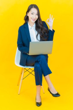 Asyalı güzel bir kadının portresi bilgisayarla izole edilmiş arka planda gülümsüyor.