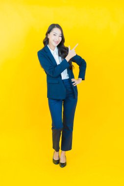 Portre güzel Asyalı kadın gülümsüyor. Renkli arka planda hareket var.