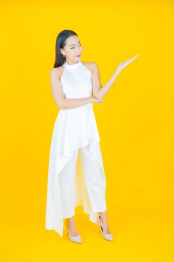 Portre güzel Asyalı kadın gülümsüyor. Renkli arka planda hareket var.