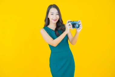 Güzel bir Asyalı kadın portresi. Arka planda kamera kullan.