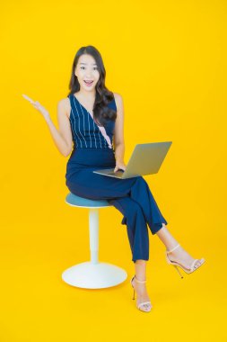 Asyalı güzel bir kadının portresi bilgisayarla izole edilmiş arka planda gülümsüyor.