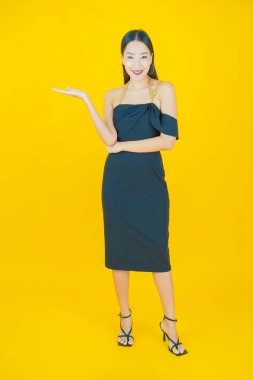 Portre güzel Asyalı kadın gülümsüyor. Renkli arka planda hareket var.