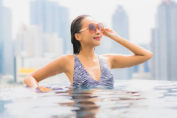 Retrato Hermosa Joven Asiática Mujer Relajarse Sonrisa Disfrutar Ocio Alrededor — Foto de Stock
