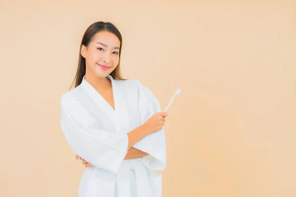 Porträt Schöne Junge Asiatische Frau Mit Zahnbürste Auf Farblich Isoliertem — Stockfoto