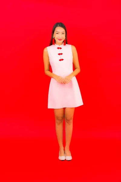 Portret Mooie Jonge Aziatische Vrouw Dragen Chinese Nieuwjaar Kleding Rode — Stockfoto
