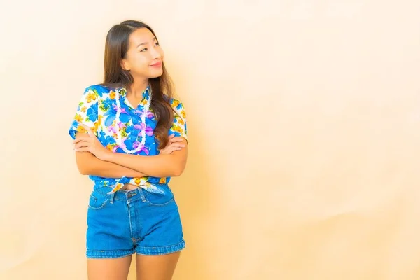 Porträtt Vackra Unga Asiatiska Kvinna Bära Färgglada Skjorta För Sångkran — Stockfoto