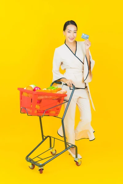 Porträt Schöne Junge Geschäftsfrau Asiatische Frau Mit Einkaufskorb Lebensmittelgeschäft Aus — Stockfoto