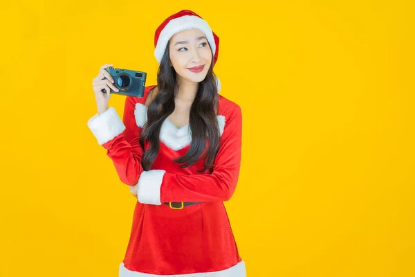 Портрет Красивая Молодая Азиатская Женщина Носить Рождественский Костюм Камерой Цветном — стоковое фото