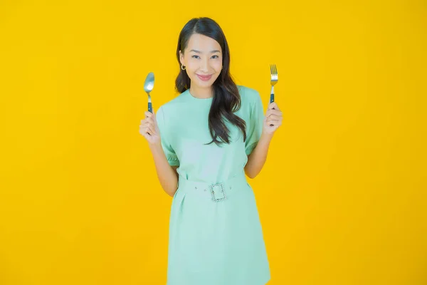 Portrett Vakker Ung Asiatisk Kvinne Smiler Med Skje Gaffel Farget – stockfoto