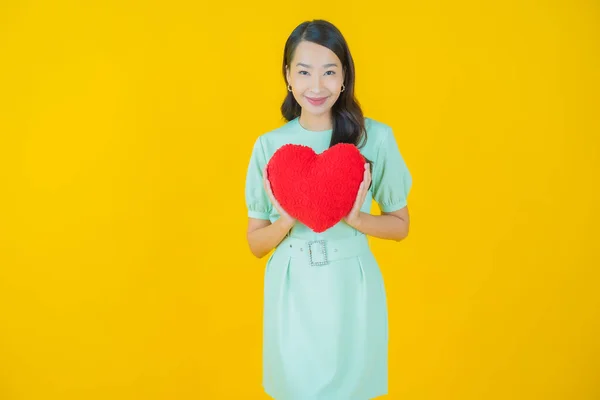 Retrato Hermosa Joven Asiática Mujer Sonrisa Con Corazón Almohada Forma —  Fotos de Stock