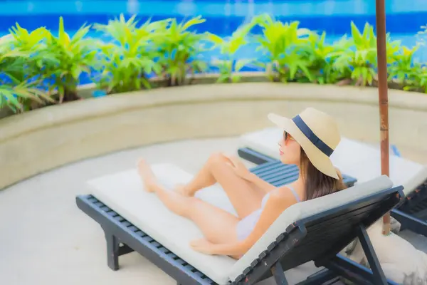 美丽动人的年轻亚洲女人快乐的笑着在酒店度假胜地的室外游泳池边放松一下 去度假 — 图库照片
