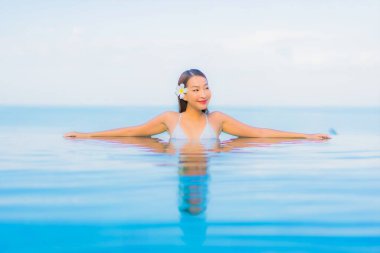 Güzel bir Asyalı kadın portresi. Rahat ol. Yüzme havuzu etrafında gülümse.