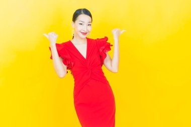 Portre güzel Asyalı kadın gülümsüyor. Renkli arka planda hareket var.