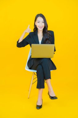 Asyalı güzel bir kadının portresi bilgisayarla izole edilmiş arka planda gülümsüyor.