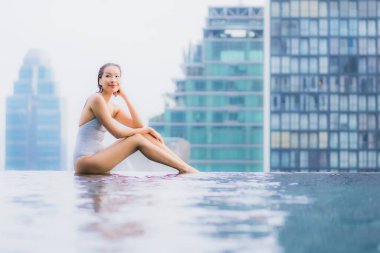 Güzel bir Asyalı kadın portresi. Rahatlayın. Rahatınıza bakın.